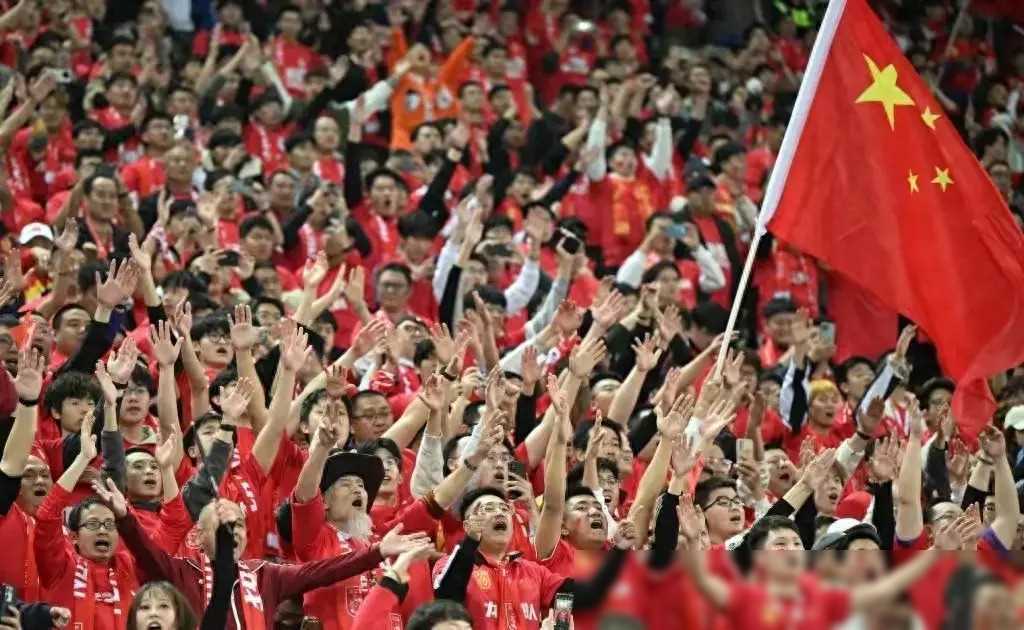 包含火爆现场：球迷欢呼不断，气氛火热！的词条