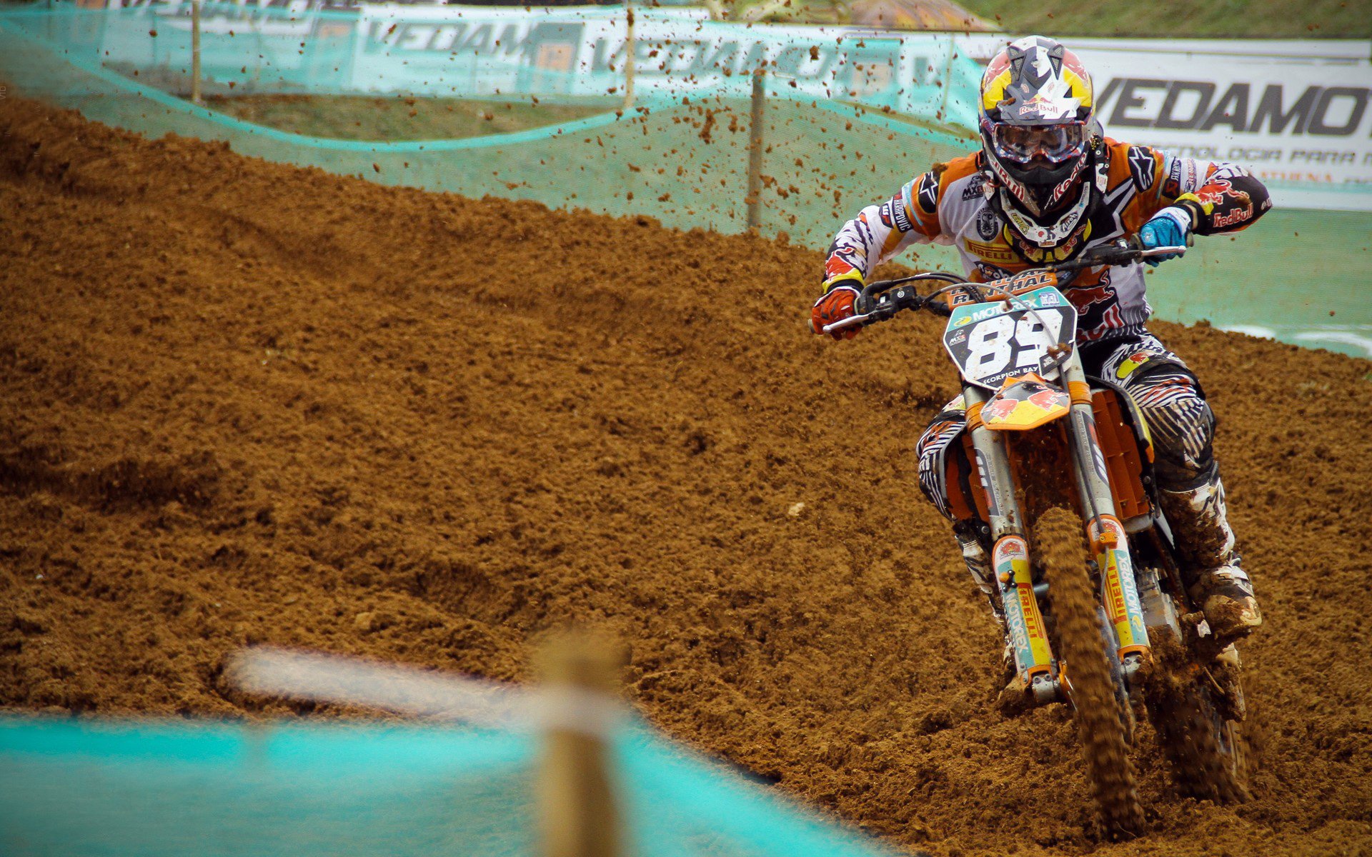 米兰体育-城市夜光水上风筝节,灯火闪耀中的空中盛会